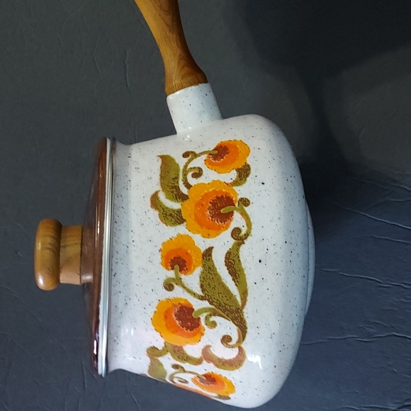 MCM Metal/Enamel coating Pot w/Lid Wood handle Love the 60-70's Colors. - Picture 1 of 6